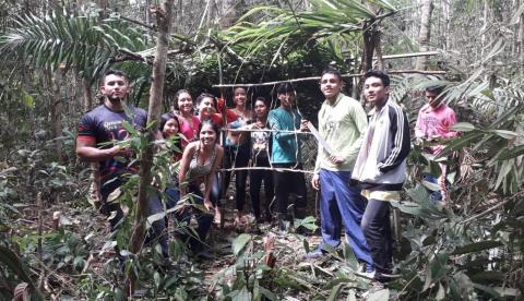 Sem estrutura, estudantes do Amazonas fazem da floresta seu laboratório e vão conhecer o Papa