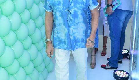 Roberto Carlos faz rara aparição em aniversário da neta