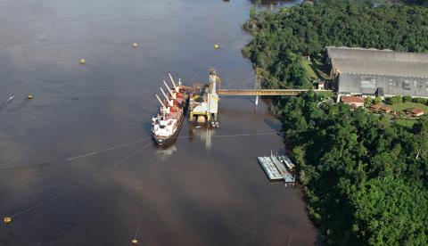 Uma pessoa morre e outra desaparece após embarcação naufragar no Amazonas