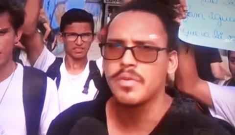 Estudantes pedem saída de gestores que expulsaram jovem com bebê de escola em Manaus
