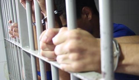 Após tocar terror e roubar mais de 15 celulares em ônibus, trio é preso em Manaus