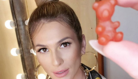 Lívia Andrade empina bumbum em cima de cavalo 