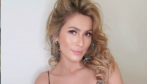 De fio-dental, Lívia Andrade ostenta bumbum em praia