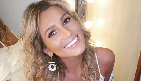 Lívia Andrade exibe bumbum empinado durante férias