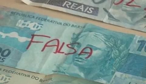 Homem detido por usar notas falsas, paga fiança com elas e é preso novamente 