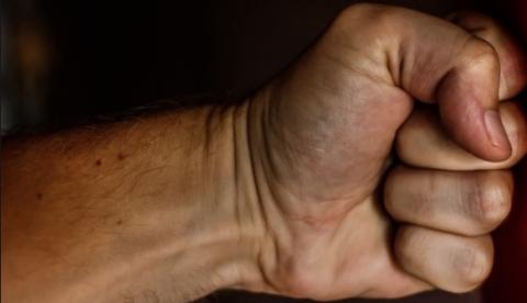  Assaltante é arrancado de motocicleta e apanha até desmaiar em Manaus