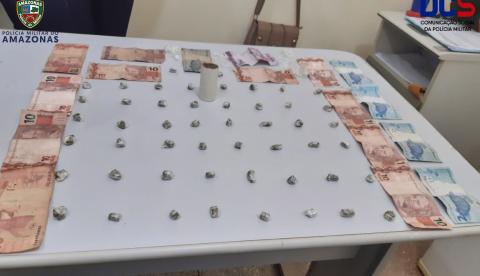 Suspeito é preso após tentar esconder drogas da polícia no Amazonas