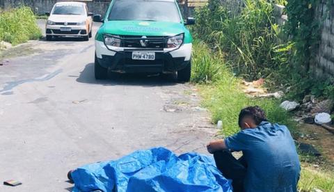 Justiceiro mata assaltante e comparsa finge de morto para escapar dos tiros em Manaus