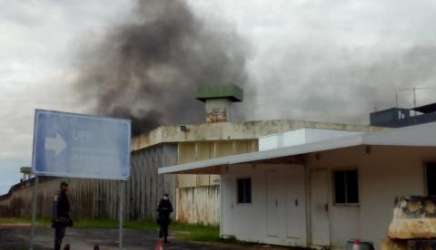 Presos ateiam fogo em colchões e prometem massacre em UPP em Manaus