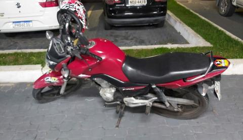 Adolescente é encurralado e leva surra de populares após roubar motocicleta em Manaus