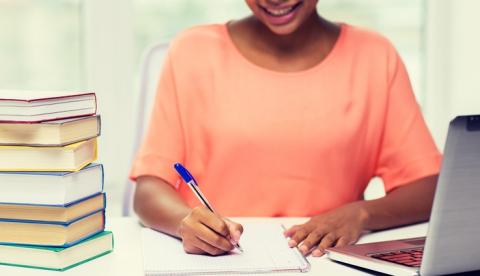 Governo oferece 30 mil bolsas para estudantes de graduação e do ensino médio