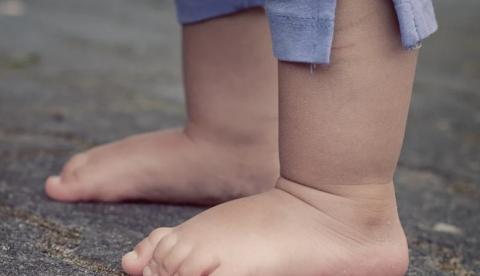 Assaltante dá socos em menino de 2 anos ao roubar celular 