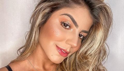 Hariany Almeida faz poses picantes com bumbum empinado e fãs vão à loucura