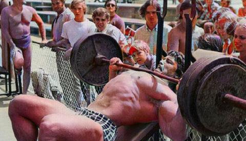 Antes da fama, Arnold Schwarzenegger treinava em público