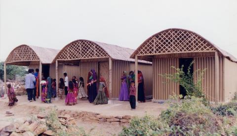 Arquiteto constrói obras de papel para abrigar vítimas de desastres