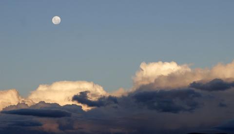 Saiba como a lua pode ser vista mesmo durante o dia