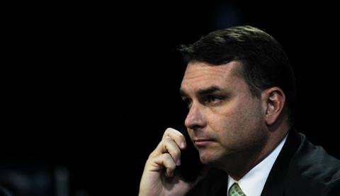 PCdoB tenta impedir concessão de título de cidadão amazonense a Flávio Bolsonaro