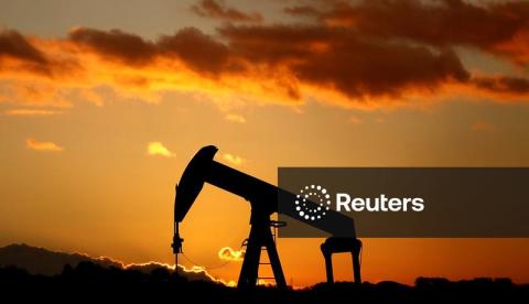 Petróleo cai, mas permanece em máxima de 6 meses com negociações nucleares e tarifas dos EUA