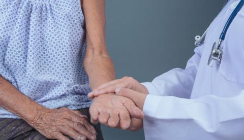 Recusa de planos de saúde por idade ou doença é ilegal, alerta especialista