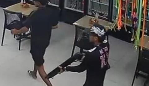 Trio armado faz "limpa" em conveniência no Tarumã; vídeo