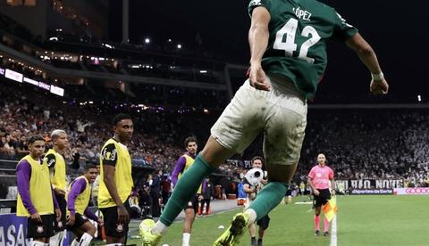 Flaco López causa polêmica ao chutar bandeira do Corinthians no Dérbi