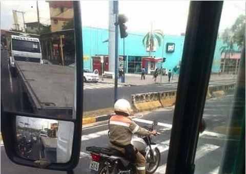 Guarda de trânsito é fotografado sobre a faixa de pedestre, parado