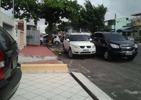 Abusado fura pneu de quem estaciona em frente à sua casa na Getúlio Vargas