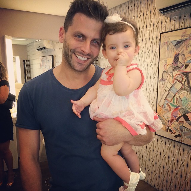 Henri Castelli baba pelos filhos: "Optei por não ter babá"