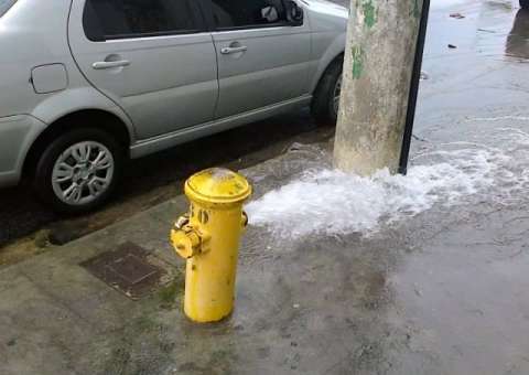 Hidrante quebrado ‘lava’ rua no Centro