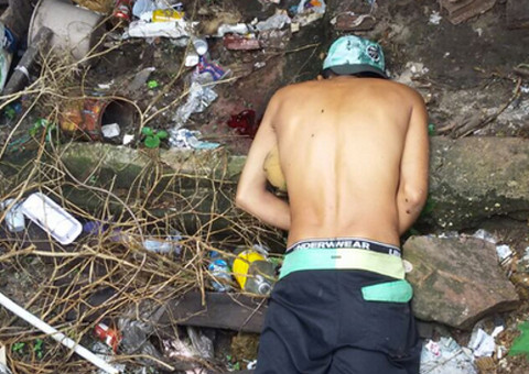 Homem é assassinado em beco no centro