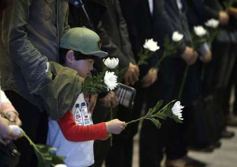 Mergulhador se emociona ao encontrar duas crianças amarradas pelo colete