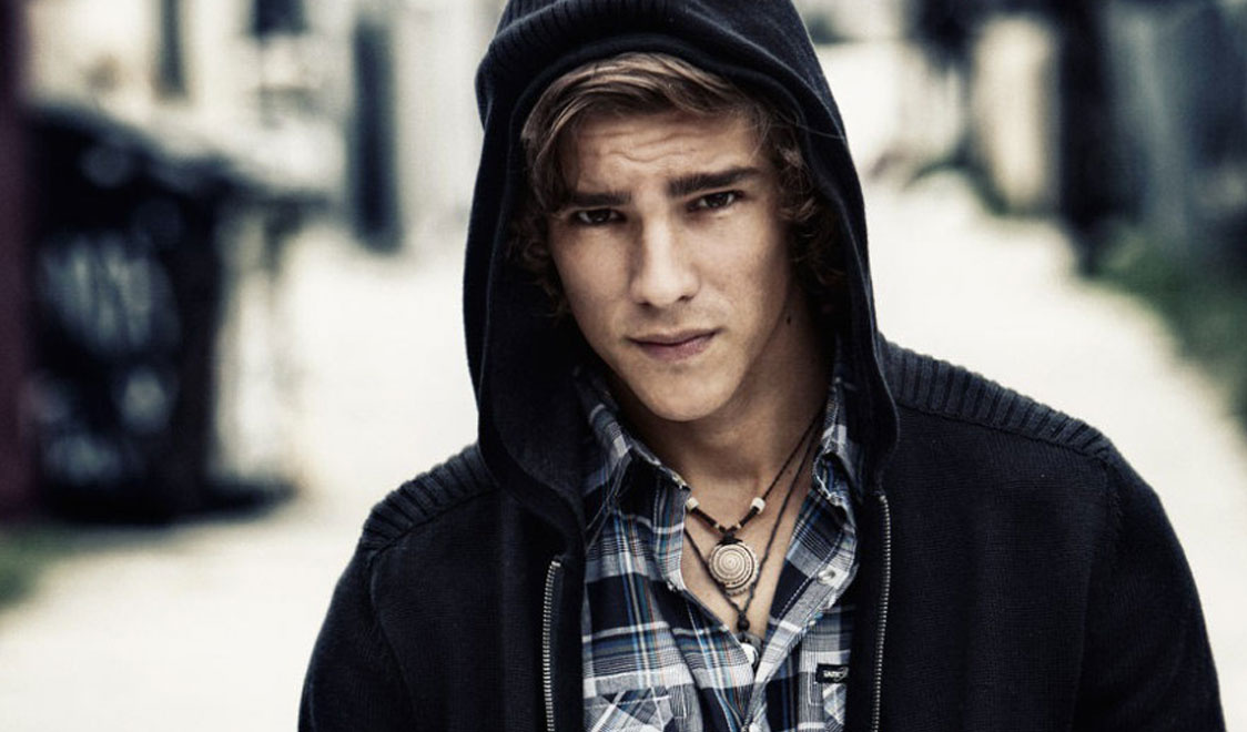 Ator de "Malévola" assume bissexualidade