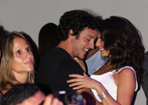 Aos 48, Helena Ranaldi é clicada em clima caliente com namorado 20 anos mais novo