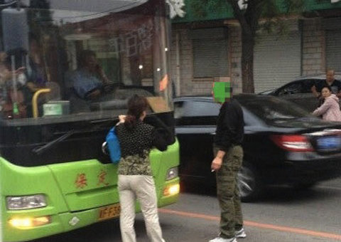 Idoso para trânsito em manifesto por falta de  respeito na China