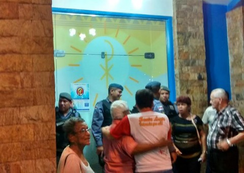  Fiéis revoltados com padre que impediu acesso à igreja