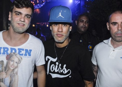 Após rumores de nova namorada, Neymar curte noitada com amigos no Brasil
