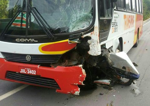 Casal morre na colisão de moto com ônibus na Br 174.