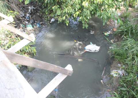 Feto de 7 meses encontrado em esgoto