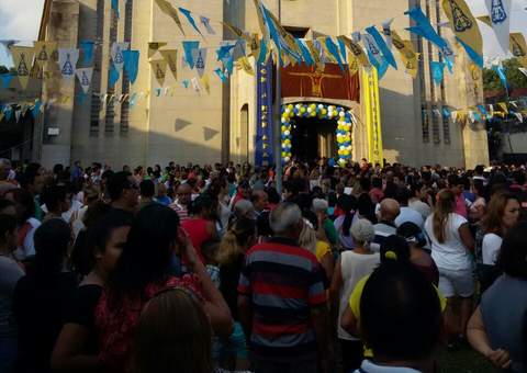 Milhares de fieis participam de homenagem a Aparecida