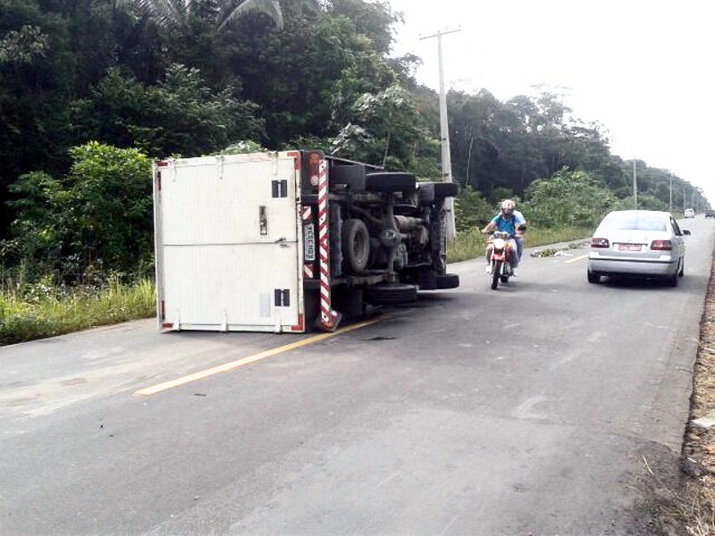 Mulher capota com carro baú na AM-070