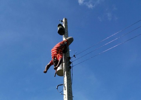 Homem  sofre forte  descarga elétrica ao fazer gato para festejar Natal