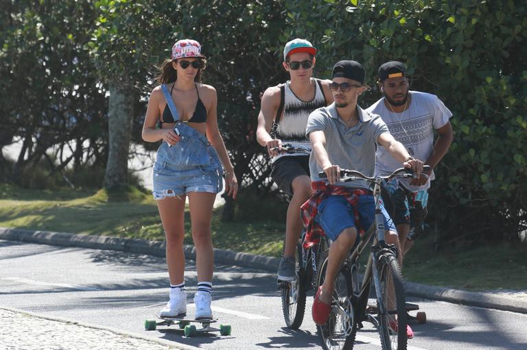 Bruna Marquezine esbanja simpatia durante passeio de skate com amigos
