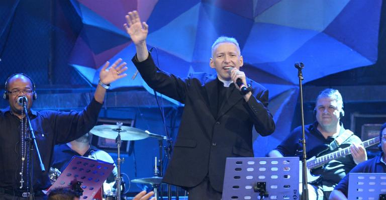 Mais magro, Padre Marcelo Rossi conta como superou a depressão