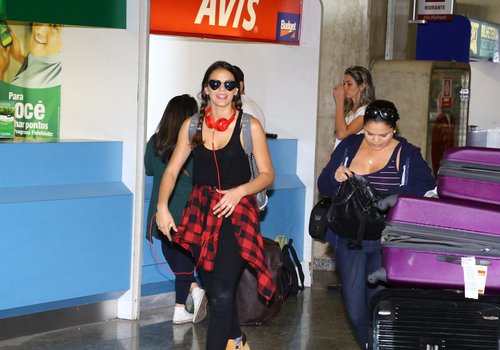 Bruna Marquezine chega ao Brasil após temporada nos Estados Unidos