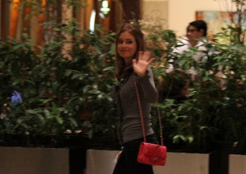 Solteira, Marina Ruy Barbosa sai para jantar com amigas