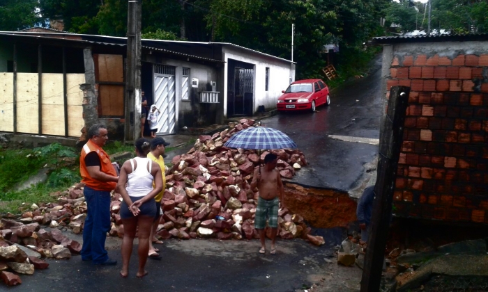 Chuva derruba gabião de sustentação de ponte no Lírio do Vale