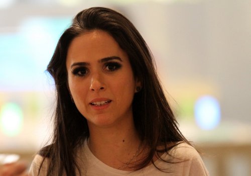 Tatá Werneck é flagrada em jantar romântico com bonitão