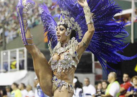 Com fantasia de R$ 100 mil, Aline Riscado ousa na coreografia e quase leva tombo 