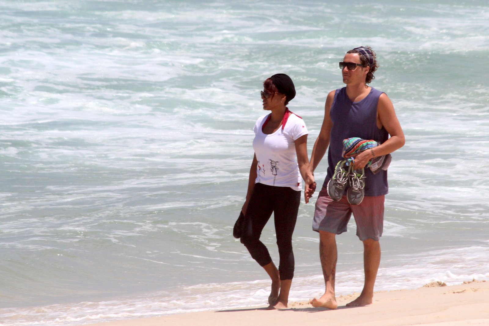 Felipe Dylon e Aparecida Petrowky trocam beijos em dia de praia