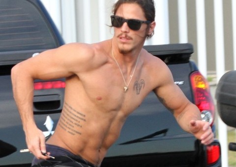   Robertão?  Sarado, Rômulo Neto troca de roupa na rua após dia de surfe 